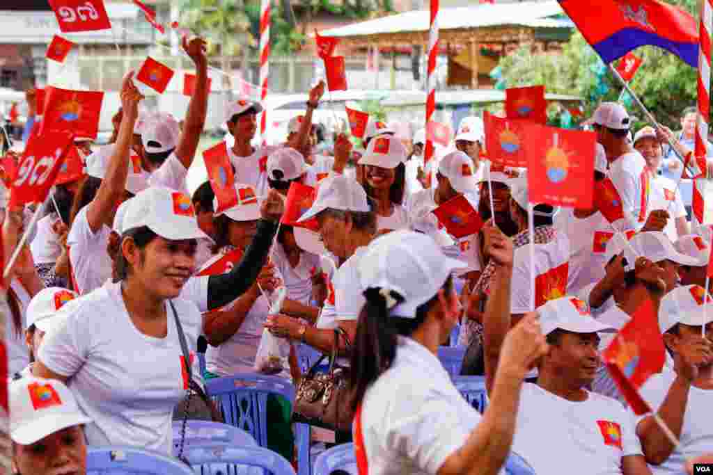 អ្នកគាំទ្រគណបក្សឆន្ទ:ខ្មែរ នៅក្នុងការធ្វើសមាជ នៅថ្ងៃដំបូងនៃយុទ្ធនាការឃោសនារកសំឡេងឆ្នោត នៅក្នុងទីស្នាក់ការគណបក្ស នៅថ្ងៃទី០៧ ខែកក្កដា ឆ្នាំ២០១៨។ (គី ម៉េងលី/VOA)