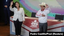 Les candidats à la présidence péruvienne Keiko Fujimori (à g.) et Pedro Castillo lors de leur débat à Arequipa, au Pérou, le 30 mai 2021.