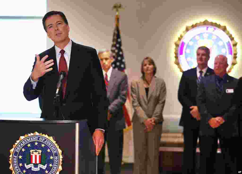 Direktur FBI James Comey menjawab pertanyaan dalam konferensi pers di kantor FBI di Denver, 20 Agustus 2014.