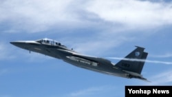 지난 2010년 7월 미국 미주리주 램버트-세인트루이스 국제공항에서 F-15SE 시제기가 첫 비행을 하는 모습. (자료사진)
