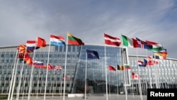 Zastave ispred sedišta NATO u Briselu (Foto: REUTERS/Pascal Rossignol)