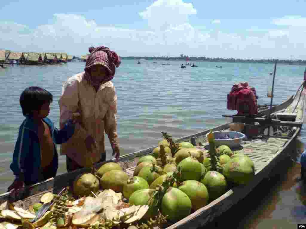 អ្នកលក់ដូងនៅកោះដាច់ ជាទីកំសាន្តរបស់ភ្ញៀវទេសចរ នៅតាមបណ្តោយដងទន្លេមេគង្គនៃប្រទេសកម្ពុជា នៅថ្ងៃទី០៧ ខែឧសភា ឆ្នាំ២០១១។ (នូវ ពៅលក្ខិណា)