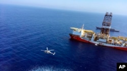 Na ovoj fotografiji od 9. jula 2019, helikopter leti iznad turskog broda za bušenje "Fejt", raspoređenog u istočnom Sredozemnom moru, u blizini Kipra.