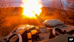 ARCHIVO - En esta imagen publicada por el Ministerio ruso de Defensa el 19 de marzo de 2024, un tanque ruso dispara contra tropas ucranianas desde una posición cercana a la frontera con Ucrania en la región rusa de Belgorod.