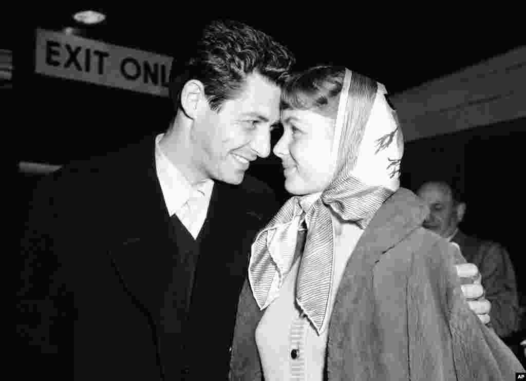 Singer Eddie Fisher and his fiancée, actress Debbie Reynolds, have eyes only for each other at Idlewild Airport, April 19, 1955, in New York on arriving by plane from England. Eddie performed at the London Palladium and both he and Debbie appeared in a c