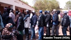 Au moins 146 migrants maliens rapatriés le weekend dernier de la Libye, sont installés dans le camp de Sokoniko, une caserne de la protection civile à Bamako avant de rejoindre leurs familles, 26 mars 2016. (VOA Afrique/Kassim Traoré)