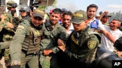 Cerca de 1.000 ex miembros de la Fuerza pública de Venezuela han desertado y pedido refugio en Colombia desde el 23 de febrero, de acuerdo al gobierno del país. 