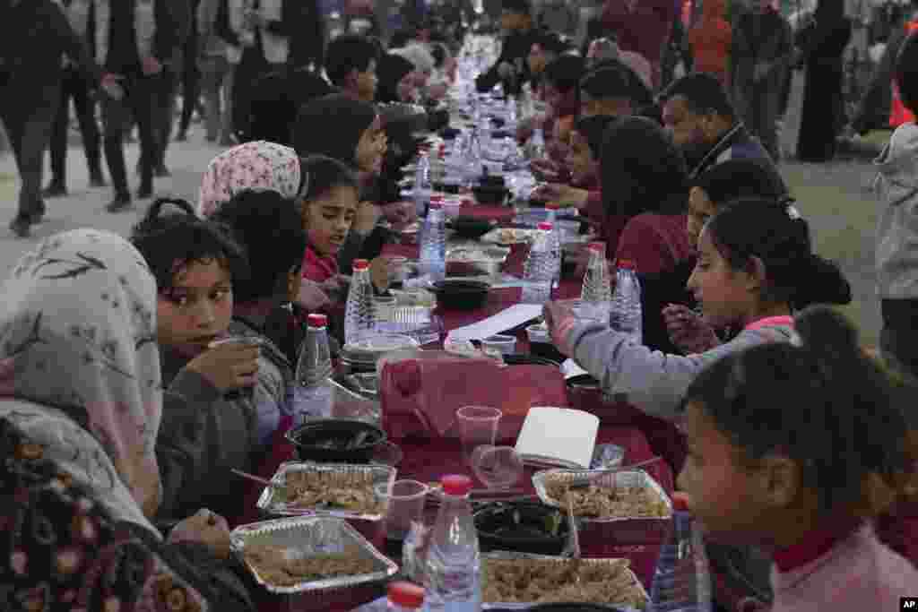 سفرۀ افطار آوارگان فلسطینی در شهر رفح در جنوب غزه