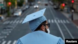 Un graduado en Máster de la Escuela de Arquitectura de la Universidad de Columbia durante el acto de ceremonia en el campus en Manhattan, Nueva York. Mayo 15, 2020.