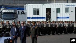Todd D. Robinson, Subsecretario de Estado para Asuntos Internacionales de Narcóticos y Aplicación de la Ley, a la izquierda, acompañado por el Embajador de EEUU, Michael Fitzpatrick, segundo a la izquierda, participan en una ceremonia en Quito, el jueves 8 de febrero de 2024. AFP