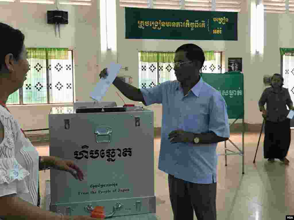 បុរសកម្ពុជាម្នាក់បោះឆ្នោតនៅការិយាល័យបោះឆ្នោតមួយកន្លែងក្នុងក្រុងតាខ្មៅ ខេត្តកណ្តាល កាលពីព្រឹកថ្ងៃអាទិត្យ ទី២៩ ខែកក្កដា ឆ្នាំ២០១៨។ (នៅ វណ្ណារិន/VOA)