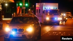 Polisi mengawal ambulan militer yang membawa pria Inggris yang terinfeksi virus Ebola di Sierra Leone, di London (24/8). 