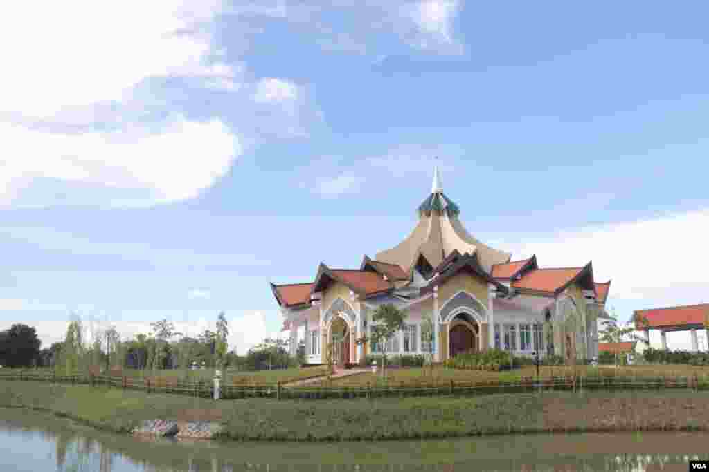  ទីសក្ការៈគោរពបូជាទីមួយនៃសាសនា Baha'i នាឯខេត្តបាត់ដំបង ត្រូវចំណាយថវិកាអស់ ១.៥ លានដុល្លារសហរដ្ឋអាមេរិក និងរយៈពេលពីរឆ្នាំដើម្បីសាងសង់។ សាសនានេះបង្រៀនឲ្យមនុស្ស និងសាសនិកទទួលយកនូវការបង្រៀនពីសាសនាដទៃទៀតមិនថា គ្រឹស្តសាសនា ពុទ្ធសាសនា ឬសាសនាអ៊ីស្លាមក្តី។ ទីសក្ការៈគោរពបូជានេះស្វាគមន៍សាសនិកពីគ្រប់សាសនាចូលទៅបន់ស្រន់។ រូបថត ថ្ងៃទី២២ ខែតុលា ឆ្នាំ២០១៨។ (ហោ ស៊ិញហ៊ួរ/VOA)