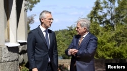 Sekretaris Jenderal NATO Jens Stoltenberg (kiri) bersama Presiden Finlandia Sauli Niinisto dalam pertemuan di Naantali, Finlandia, Minggu 12 Juni 2022. 