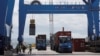 ARCHIVES - Une grue charge des conteneurs sur un navire dans le port de Mombasa, au Kenya, le 23 octobre 2019. 