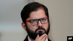 El presidente chileno Gabriel Boric gesticula durante una conferencia de prensa con Josep Borrell, alto representante de la Unión Europea para Asuntos Exteriores y Política de Seguridad, en abril de 2022 en el palacio presidencial de La Moneda, en Santiago, Chile.