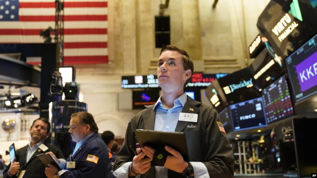 Operadores trabajan en la Bolsa de Valores de Nueva York, el martes 14 de junio de 2022.