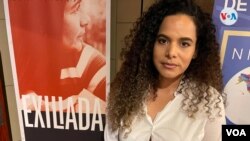 La cineasta Leonor Zúniga posa frente al cartel del documental ‘Exiliada’ que presentó en el marco de la IX Cumbre de las Américas. [Fotografía: Antoni Belchi]