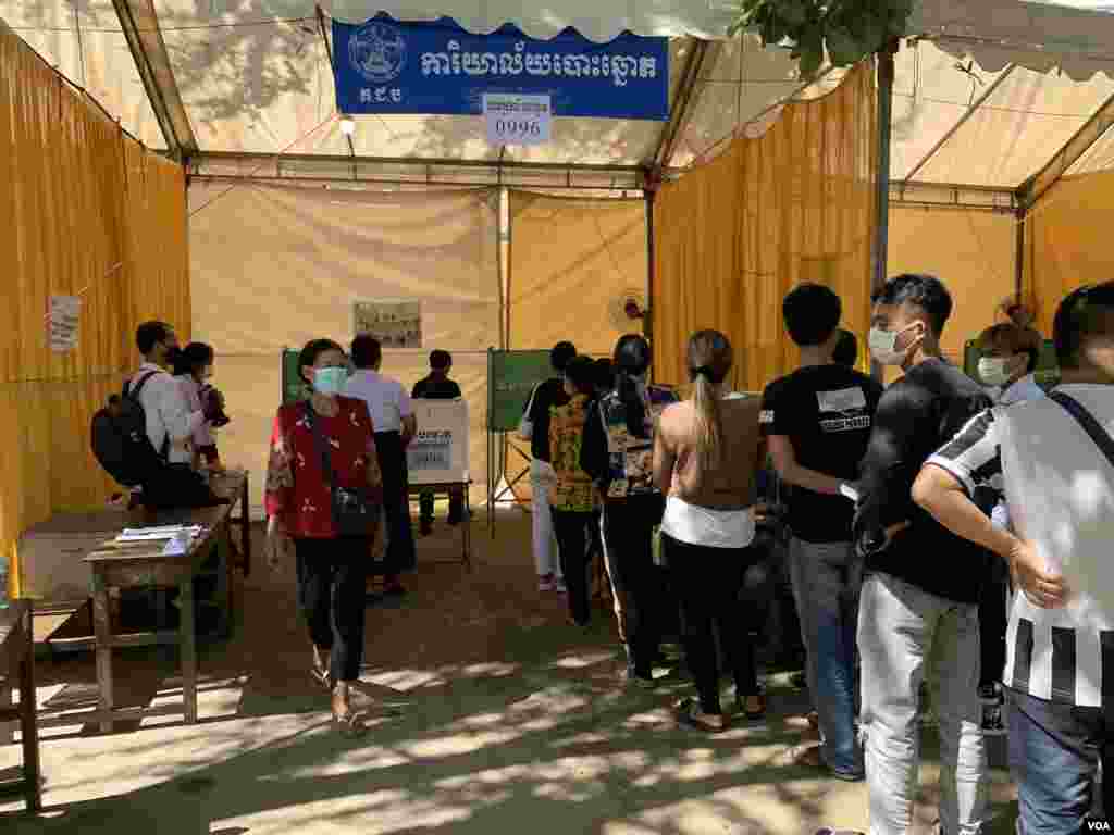 ពលរដ្ឋនៅសង្កាត់ចាក់អង្រែលេី ខណ្ឌមានជ័យ នាំគ្នាទៅបោះឆ្នោតជ្រេីសរេីសក្រុមប្រឹក្សាឃុំសង្កាត់អាណត្តិទី៥ នៅថ្ងៃទី៥ ខែមិថុនា ឆ្នាំ២០២២។ (កាន់ វិច្ឆិកា/វីអូអេ)