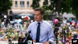 El senador del estado de Texas, Roland Gutiérrez, habla durante una conferencia de prensa en una plaza del pueblo en Uvalde, Texas, el 2 de junio de 2022.