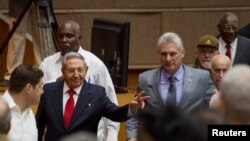 劳尔·卡斯特罗和接班人米格尔·迪亚斯-卡内尔抵达古巴全国代表大会会场。（2018年4月18日）