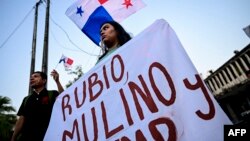 Демонстрант држи знак додека учествува на протест против посетата на американскиот државен секретар Марко Рубио во Панама Сити на 30 јануари 2025 година