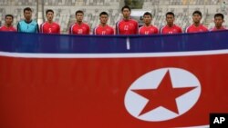 지난 2014년 9월 인천 아시안게임 남자축구 F조 1차전 경기에 출전한 북한 선수단이 인공기 앞에 서 있다. (자료사진) 