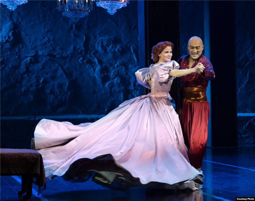Anna (Kelli O’Hara) mengajarkan Raja (Ken Watanabe) dansa gaya Barat. (Paul Kolnik)