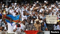 Jóvenes congoleños vitorean al papa Francisco en el Estadio de Mártires de Kinshasa el 2 de febrero de 2023.