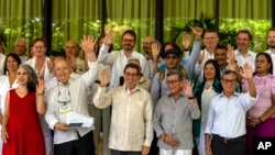 De izquierda a derecha, la senadora colombiana María José Pizarro, el jefe negociador del gobierno colombiano José Otty Patiño, el canciller cubano Bruno Rodríguez, el exjefe del ELN Nicolás Rodríguez Bautista, alias “Gabino”, y el comandante del ELN Pablo Beltrán.