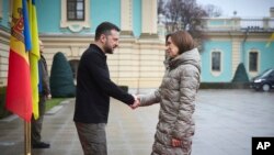 En la imagen, proporcionada por la Oficina Presidencial de Prensa de Ucrania, el presidente Volodymyr Zelenskyy, izquierda, saluda a la presidenta de Moldavia, Maia Sandu, en Kiev, Ucrania, el sábado 25 de enero de 2025. (Oficina Presidencial de Prensa de Ucrania vía AP)
