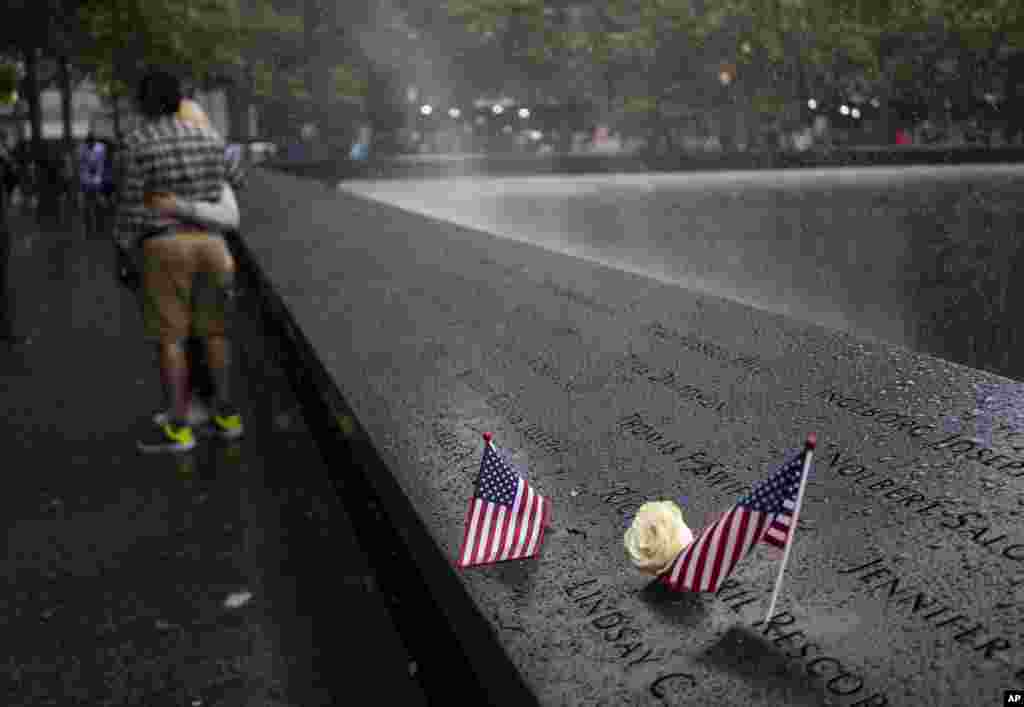 El viento rocía neblina sobre el borde del South Pool del Memorial del 9/11 el 27 de mayo de 2018 en Nueva York. (AP Photo / Craig Ruttle) 