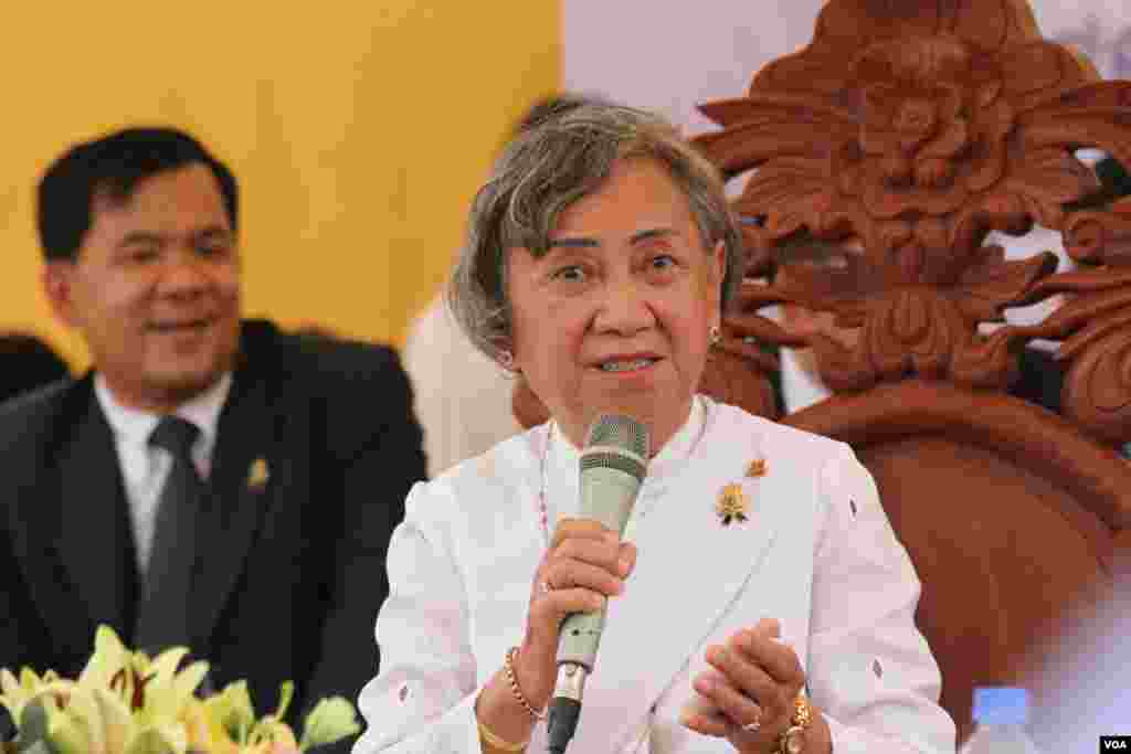 សម្ដេចស៊ីសុវត្ថិ ពង្សនារីមុនីពង្ស មានព្រះបន្ទូលទៅកាន់ព្រះសង្ឍនិងអ្នកចូលរូម ប្រមាណជាង៧០០នាក់នៅវត្តចាស់នៃរាជធានីភ្នំពេញ នៅថ្ងៃទី០៤មិថុនា ឆ្នាំ២០១៦ នៅក្នុងការប្រារព្ធខួប៦៧ឆ្នាំ ថ្ងៃអាណានិគមបារាំងកាត់ផ្ទេរទឹកដីខ្មែរដែលបប្ចុប្បន្នហៅថាកម្ពុជាក្រោម ឲ្យប្រទេសវៀតណាមនៅឆ្នាំ១៩៤៩។(ឡេង ឡែន/VOA)