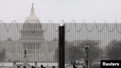 Miembros de la Guardia Nacional custodian el Capitolio en Washington, DC., tras una cerca protectora el 31 de enero de 2021.