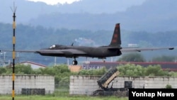 지난해 8월 경기도 평택시 주한미군 오산공군기지에서 을지프리덤가디언(UFG) 연습이 시작된 가운데 미군의 중요 정찰자산인 U-2 고고도 정찰기가 이착륙 훈련을 하고 있다. 아래는 패트리엇 미사일 포대. 