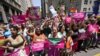 Ana María Archila, tercera desde la izquierda, candidata a vicegobernadora, se une a los participantes de Planned Parenthood mientras marchan por la Quinta Avenida durante el desfile anual del Orgullo LGBTQ de Nueva York, el domingo 26 de junio de 2022, en Nueva York. 