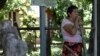 María Dolores García, la madre de Esmeralda Domínguez, mira hacia el jardín que solía cuidar su hija en la comunidad de Sisiguayo, en Jiquilisco, El Salvador, el 12 de mayo de 2022. Su hija fue detenida luego de que el Congreso aprobó el estado de excepción.