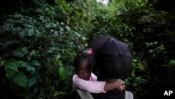 Migrantes continúan su viaje hacia el norte, cerca de Acandí, Colombia, el 15 de septiembre de 2021, en su camino para cruzar el Tapón del Darién desde Colombia a Panamá con el sueño de llegar a Estados Unidos.