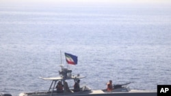 En esta foto facilitada por la Marina de EEUU, un barco de la Armada de la Guardia Revolucionaria Islámica de Irán opera muy cerca del barco patrullero costero USS Sirocco y del transporte rápido expedicionario USNS Choctaw County en el Estrecho de Ormuz, el 20 de junio de 2022.