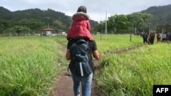 La cubana Diana Guzmán llegó con su familia a Honduras después de un arriesgado viaje desde Sudamérica, como muchos de sus compatriotas cubanos. La despojaron de todo en el Tapón del Darién, una jungla peligrosa que muchos migrantes usan para cruzar entre Colombia y Panamá.