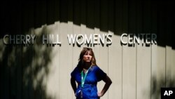 Amanda Kifferly, vicepresidenta para el acceso al aborto de los Centros de Mujeres posa para una foto en Cherry Hill, Nueva Jersey, 15 de junio de 2022. (AP Foto/Matt Rourke)