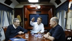 Presiden Prancis Emmanuel Macron (tengah), Kanselir Jerman Olaf Scholz (kanan) dan Perdana Menteri Italia Mario Draghi pergi bersama menuju Kyiv, Ukraina, dengan menggunakan kereta api pada 16 Juni 2022. (Foto: AP)