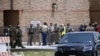 Penegakan hukum berkumpul di luar Robb Elementary School setelah penembakan, pada 24 Mei 2022, di Uvalde, Texas. (Foto: AP)