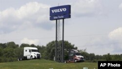 En esta fotografía de archivo del 18 de junio de 2021, los miembros de UAW hacen huelga frente a la planta de Volvo Trucks North America en Dublin, Virginia, EE. UU.