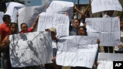 ARCHIVO - Familiares de detenidos por razones políticas protestan en las cercanías de la cárcel de Tocuyito, en Venezuela, el 26 de agosto de 2024.