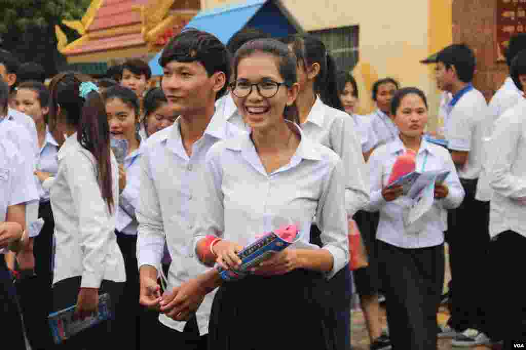 សិស្សវិទ្យាល័យចាកចេញពីមណ្ឌលប្រលងវិទ្យាល័យសន្ធរម៉ុក កាលពីថ្ងៃទី២៤ ខែសីហា ឆ្នាំ២០១៥។ នេះជាឆ្នាំទី២ហើយ ដែលការប្រលងមធ្យមសិក្សាទុតិយភូមិ ដែលក្រសួងអប់រំបានរឹតបន្តឹងលើការប្រលង។ (ប៉ាង ចំណាន/VOA)