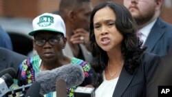 Jaksa penuntut Marilyn Mosby (kanan) mengumumkan pembatalan gugatan atas kepolisian Baltimore, Rabu (27/7). 