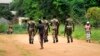 Militares patrulham as ruas da Gorongosa, no centro de Moçambique, antes das eleições locais de 19 de novembro de 2013 