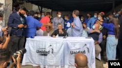 El dirigente opositor venezolano Henry Ramos Allup habla en nombre de la Plataforma Unitaria en una rueda de prensa en Caracas. [Foto: Archivo]