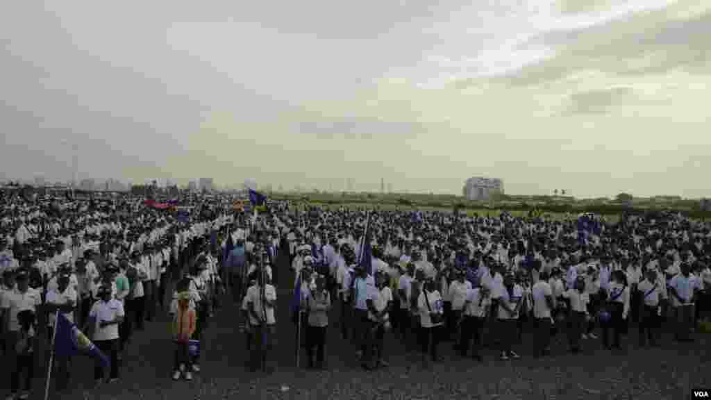 ក្រុមអ្នកគាំទ្រគណបក្សសម្ព័ន្ធដើម្បីប្រជាធិបតេយ្យកំពុងជួបជុំគ្នានៅលើកំណាត់ផ្លូវតេជោហ៊ុនសែនមុនពេលដង្ហែក្បួនឃោសនារកសំឡេងឆ្នោតរបស់ខ្លួននាថ្ងៃចុងក្រោយ។(គី ម៉េងលី/VOA)